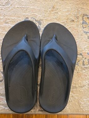 OOFOS Black Foam Thong Sandals